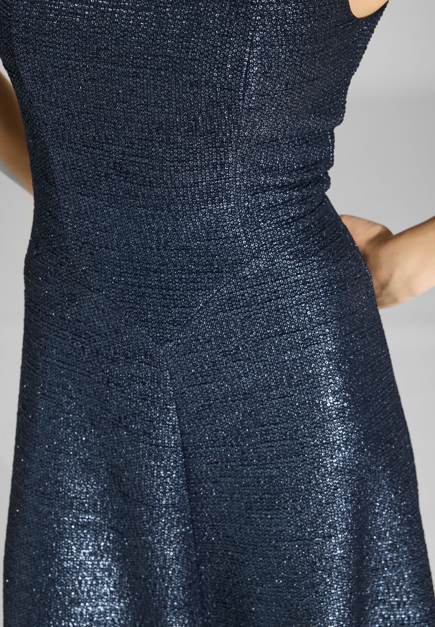 Robiges Abendkleid aus foliertem Jersey in Bouclé Optik