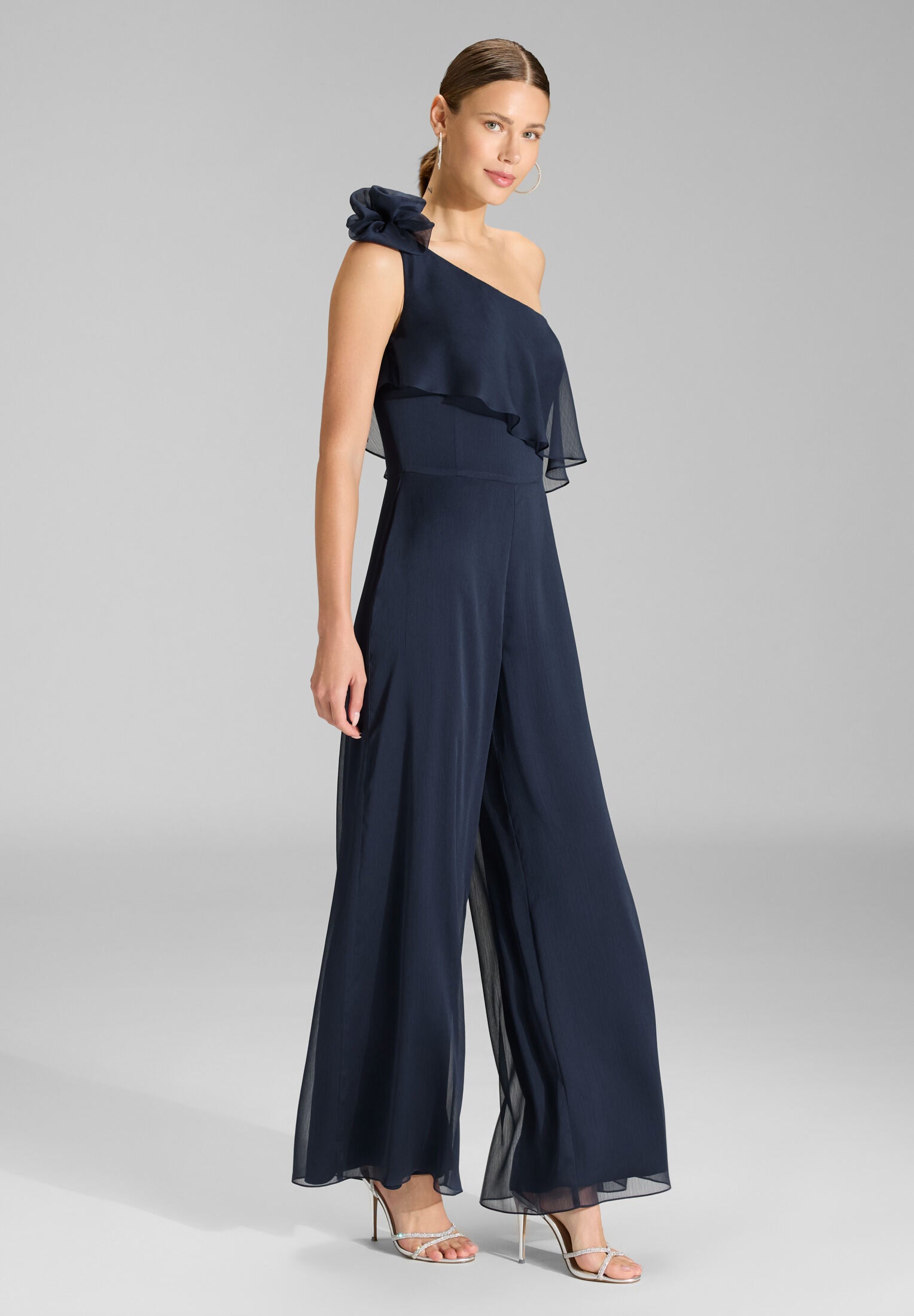One-Shoulder Jumpsuit aus Crinkle Chiffon mit Blüte