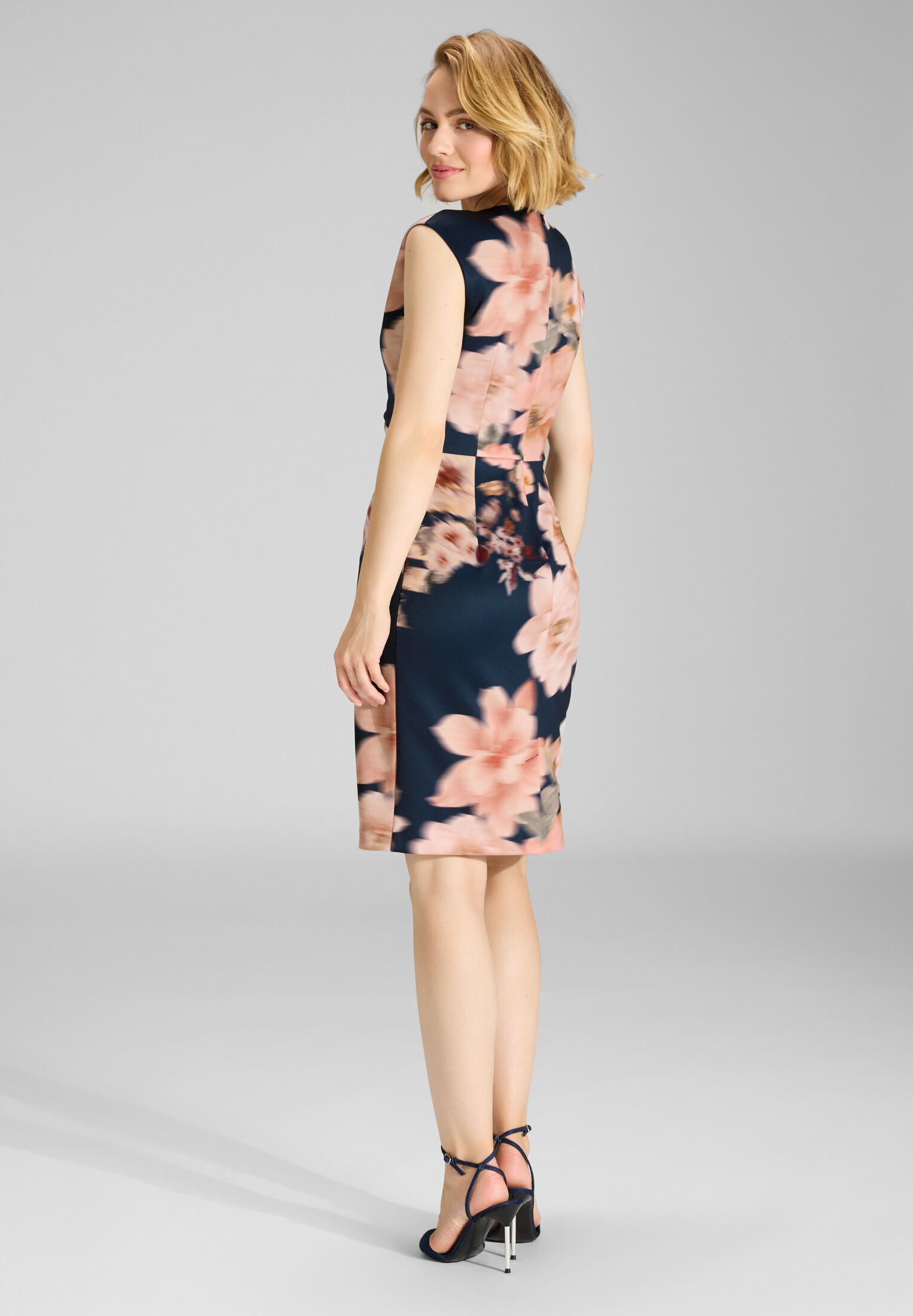 Etuikleid aus floral bedrucktem Scuba mit Knoten Detail