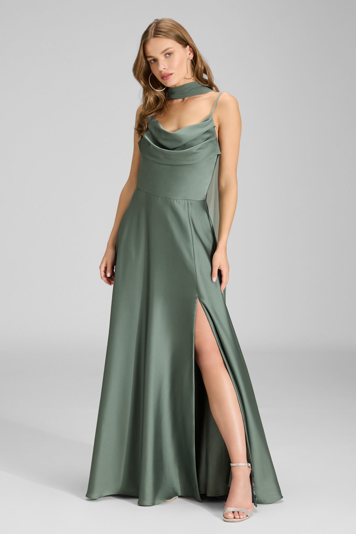 Abendkleid aus nachhaltigem Satin mit Wasserfall-Ausschnitt und Beinschlitz deep slate
