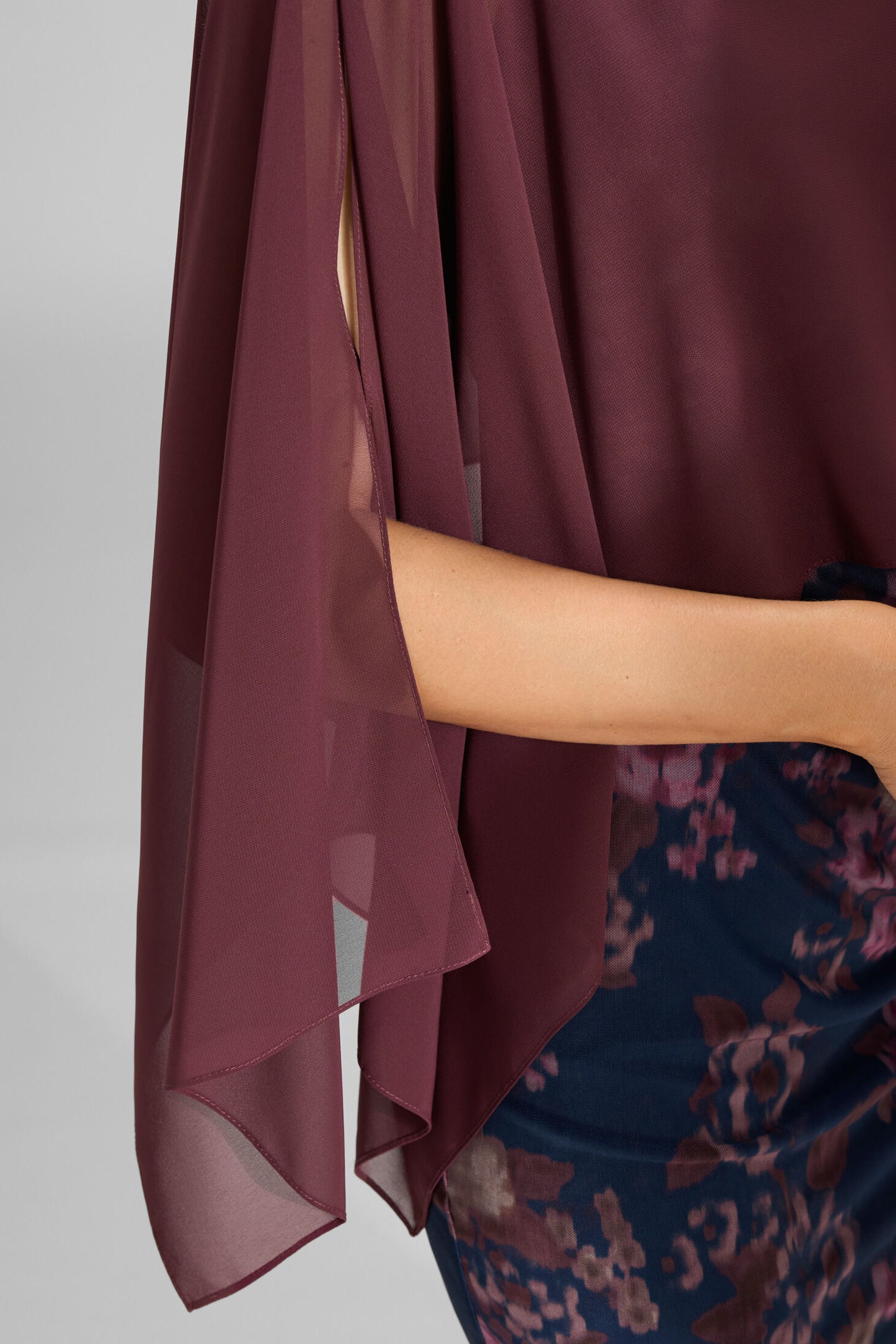 Schlupf-Stola aus Chiffon mit Ärmelschlitzen