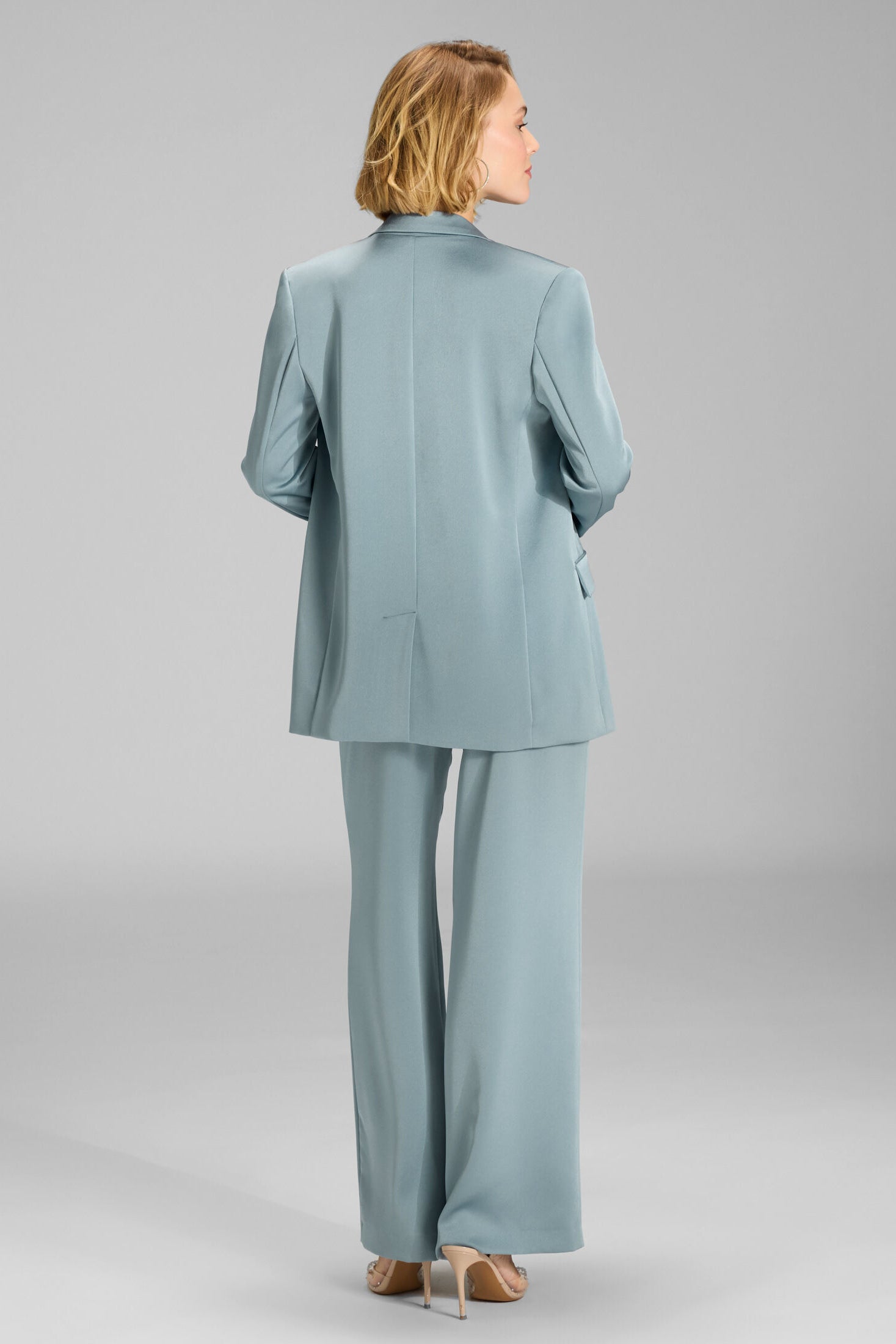 Hose aus Satin mit geradem Bein und Taschen