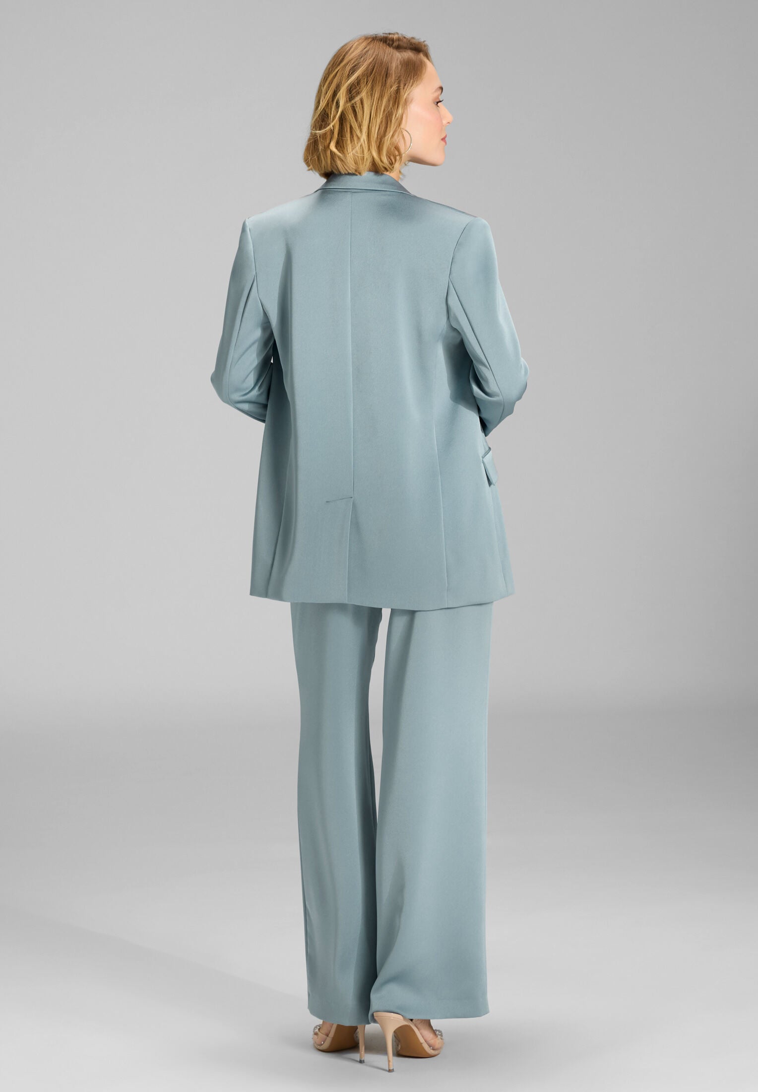 Hose aus Satin mit geradem Bein und Taschen