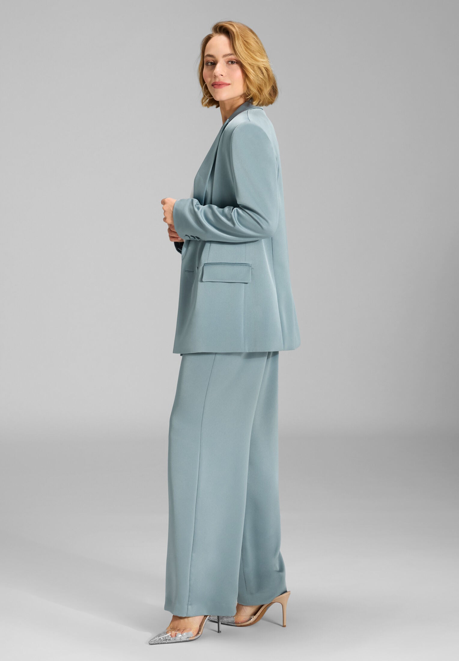 Hose aus Satin mit geradem Bein und Taschen