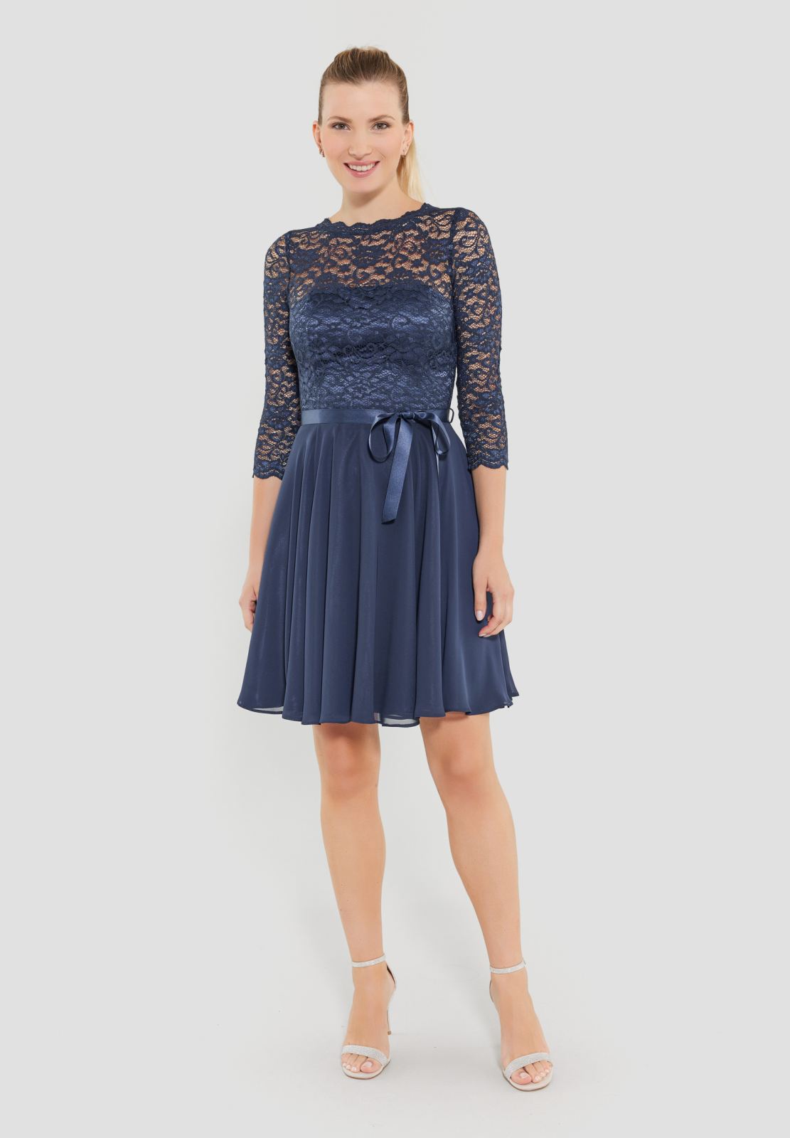 Kleid im zarten Spitzenlook und Dreiviertelarm navy