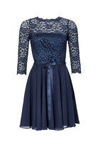 Kleid im zarten Spitzenlook und Dreiviertelarm