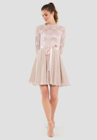 Kleid im zarten Spitzenlook und Dreiviertelarm