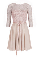 Kleid im zarten Spitzenlook und Dreiviertelarm