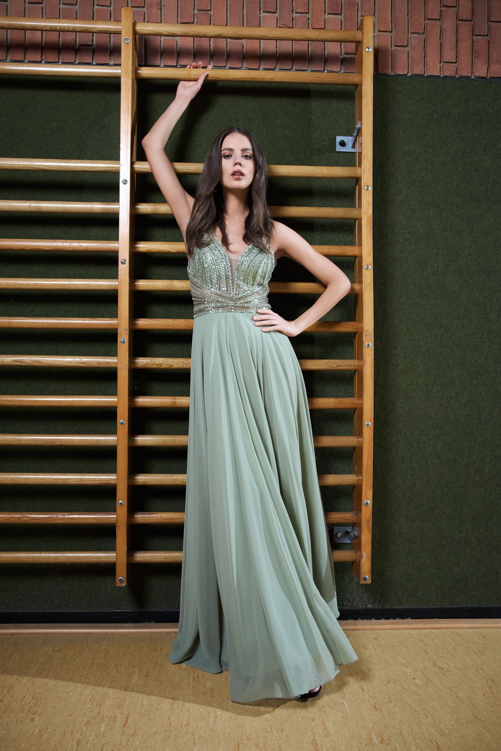 Langes Chiffon-Abendkleid mit Stickerei matcha green