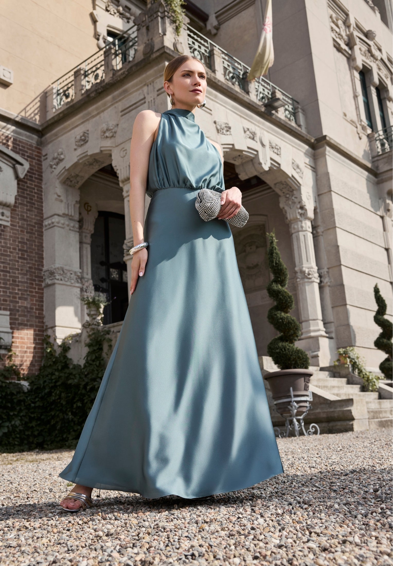Abendkleid aus nachhaltigem Satin mit Drapierung am Kragen deep slate
