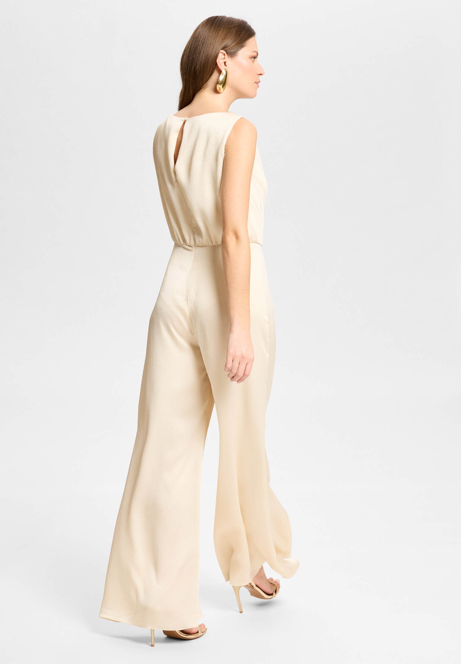 Jumpsuit aus Satin mit Wasserfallausschnitt