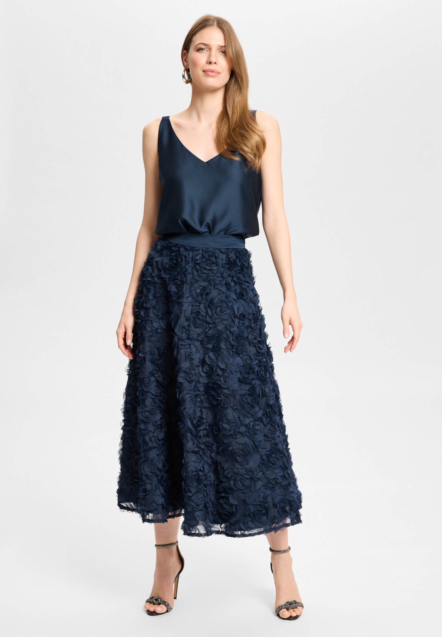 Ausgestellter Midirock aus Blütenstoff navy