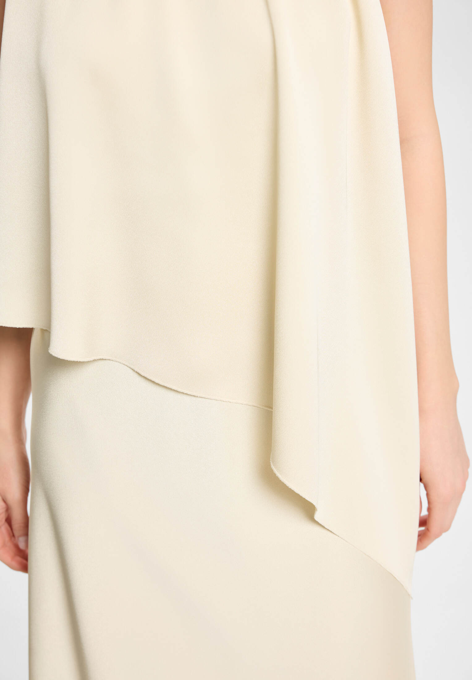 Cocktailkleid aus Satin mit amerikanischer Schulter