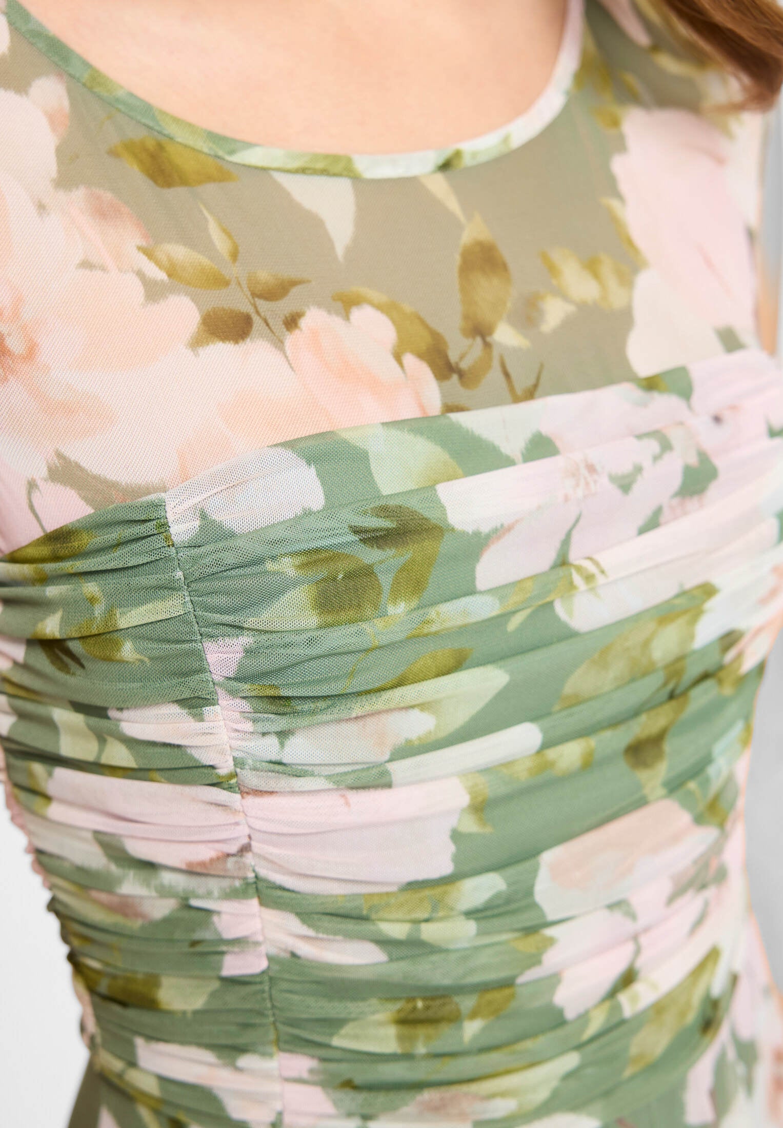 Cocktailkleid aus Mesh mit geraffter Korsage