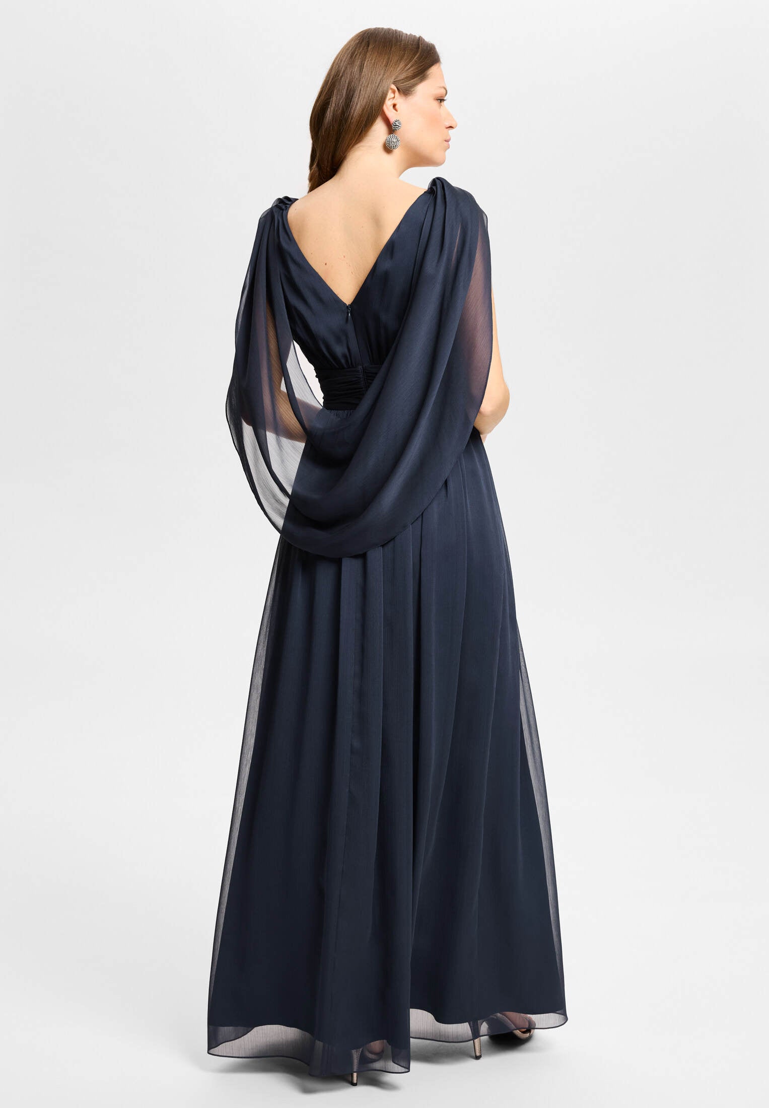 Abendkleid aus Crinkle Chiffon mit Schal-Cape
