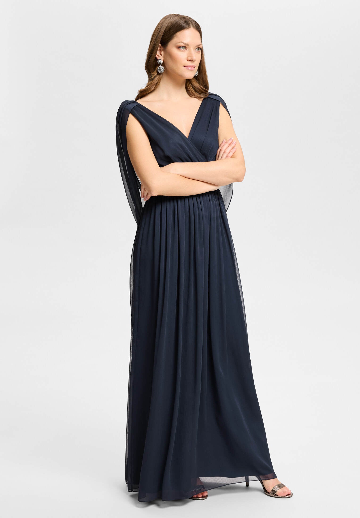 Abendkleid aus Crinkle Chiffon mit Schal-Cape