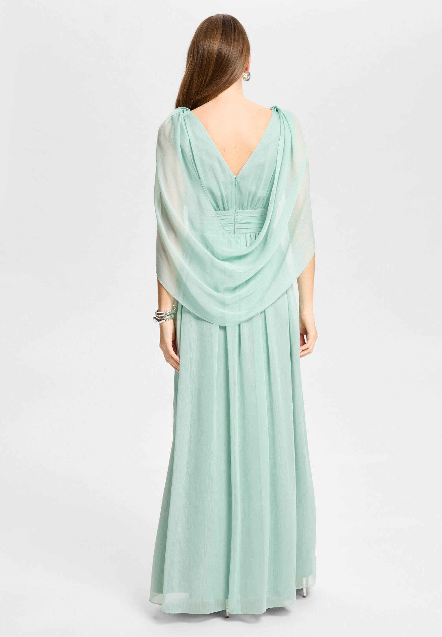 Abendkleid aus Crinkle Chiffon mit Schal-Cape