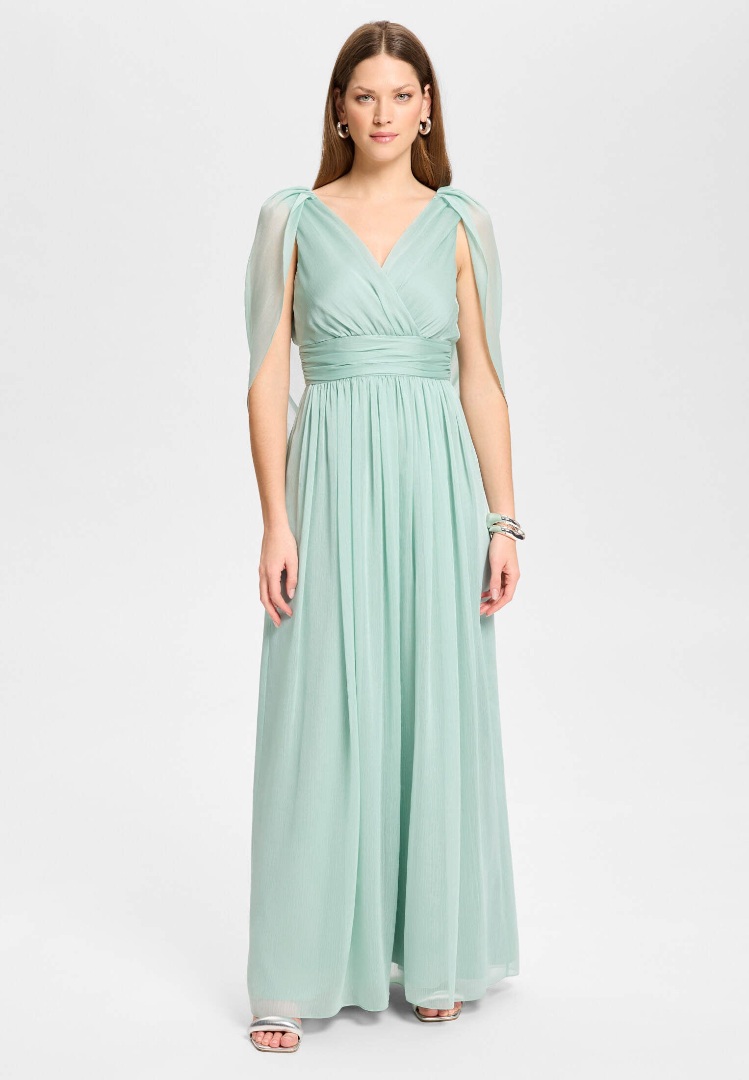 Abendkleid aus Crinkle Chiffon mit Schal-Cape mint green