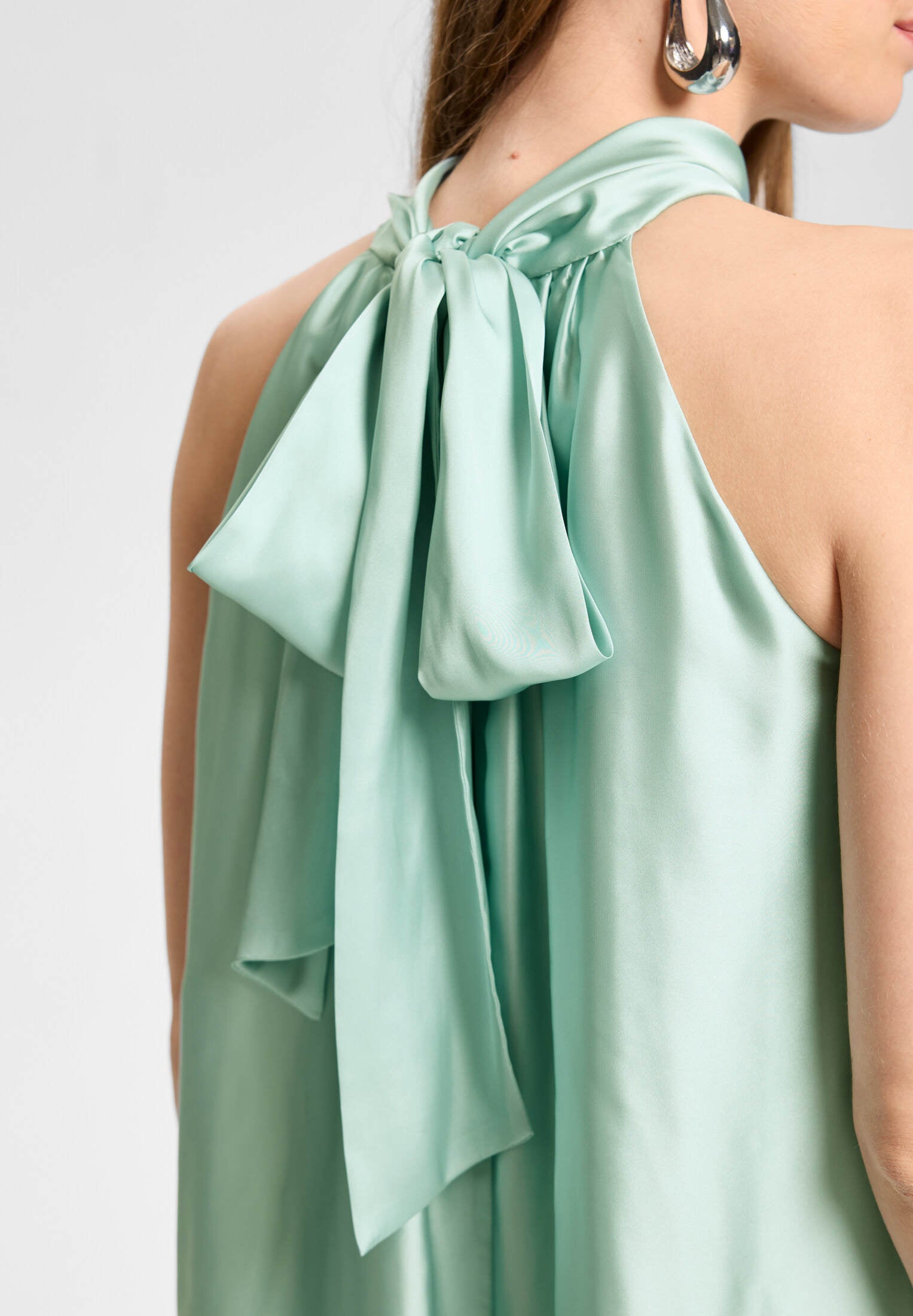 Abendkleid aus Satin mit Bordüren-Print