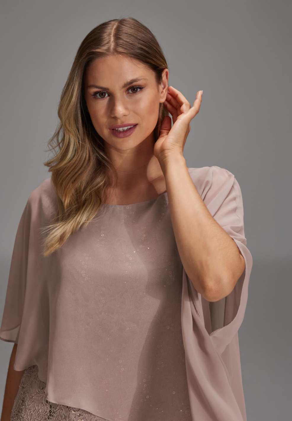 Pailletten-Kleid mit asymmetrischem Chiffon-Überwurf