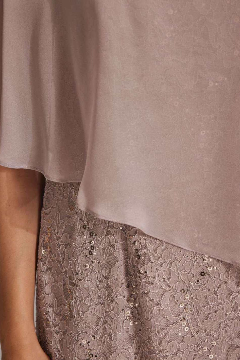 Pailletten-Kleid mit asymmetrischem Chiffon-Überwurf
