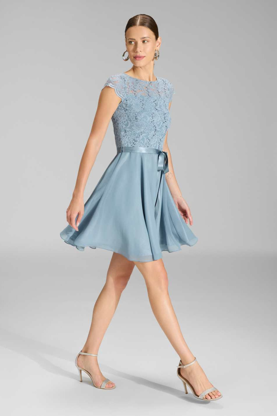 Kleid mit paillettenbesetztem Spitzenoberteil indigo