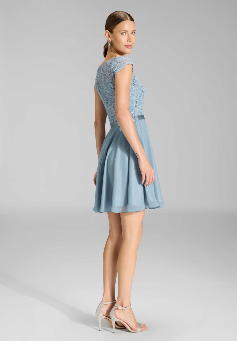 Kleid mit paillettenbesetztem Spitzenoberteil