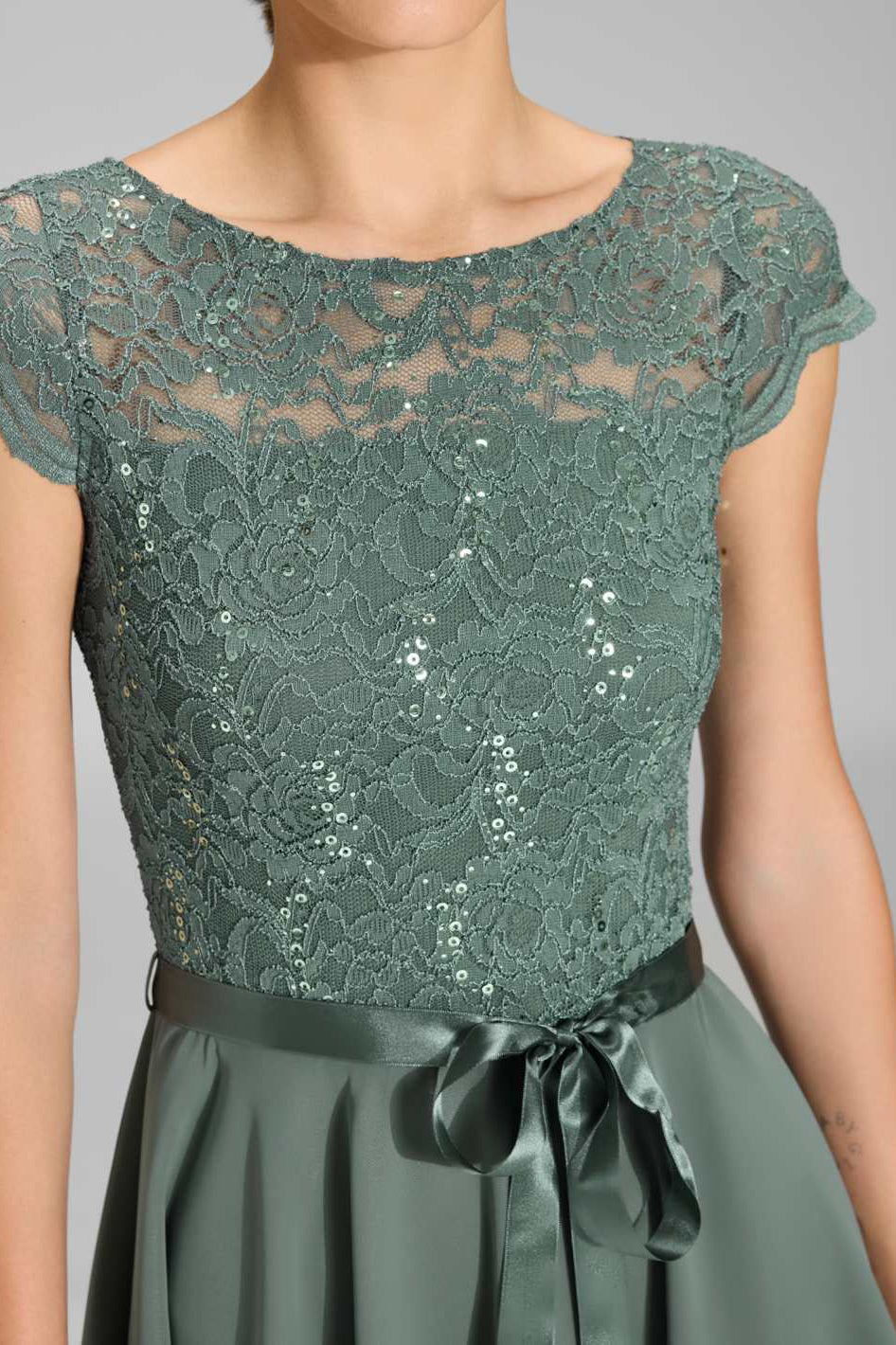 Kleid mit paillettenbesetztem Spitzenoberteil