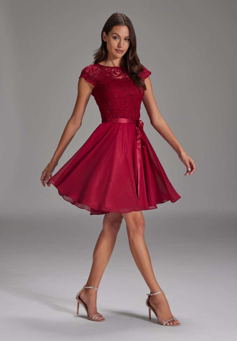 Kleid mit paillettenbesetztem Spitzenoberteil