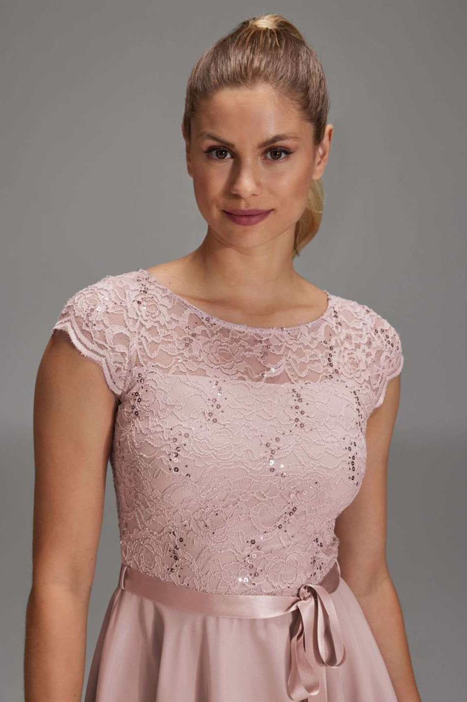 Kleid mit paillettenbesetztem Spitzenoberteil