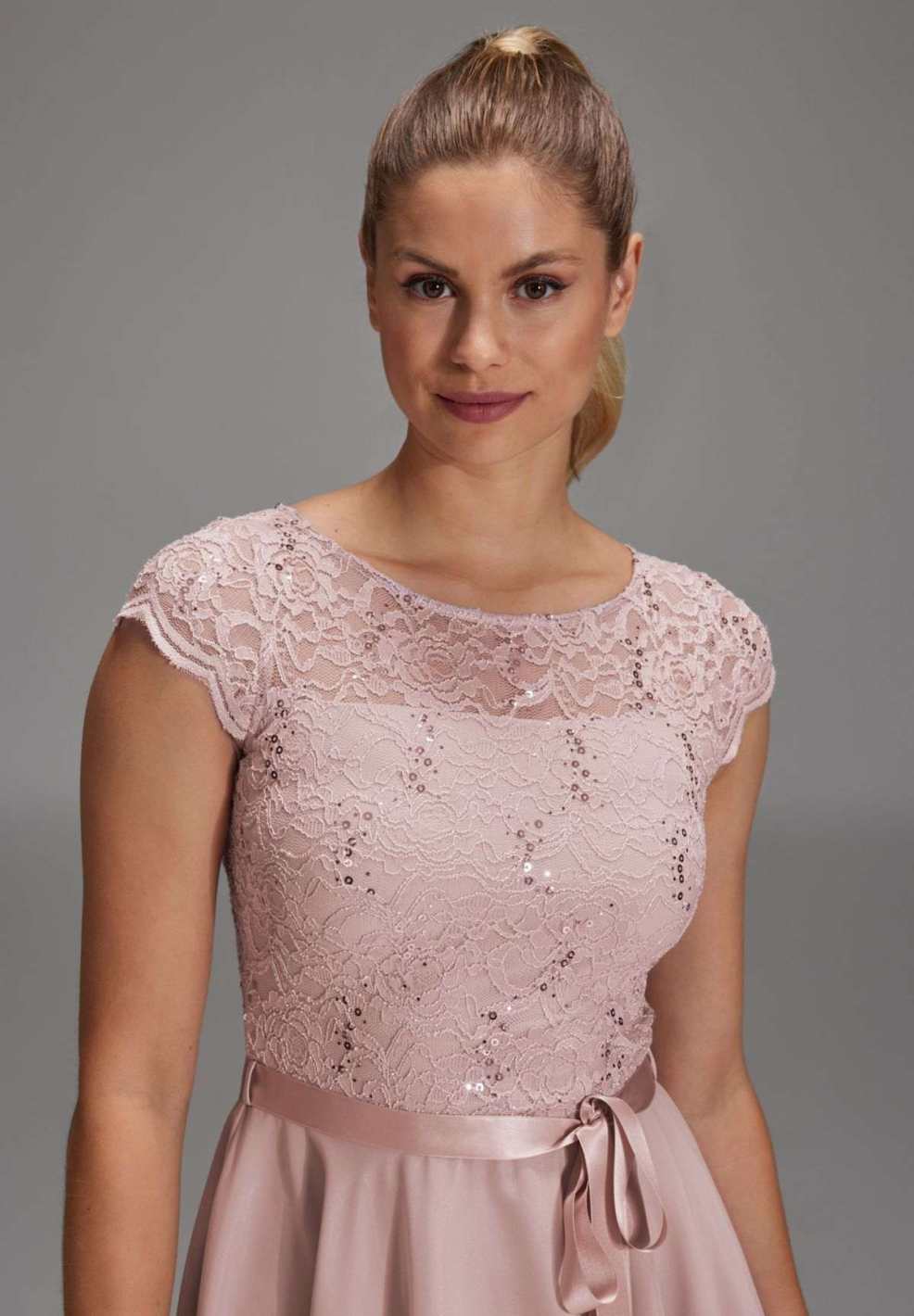 Kleid mit paillettenbesetztem Spitzenoberteil