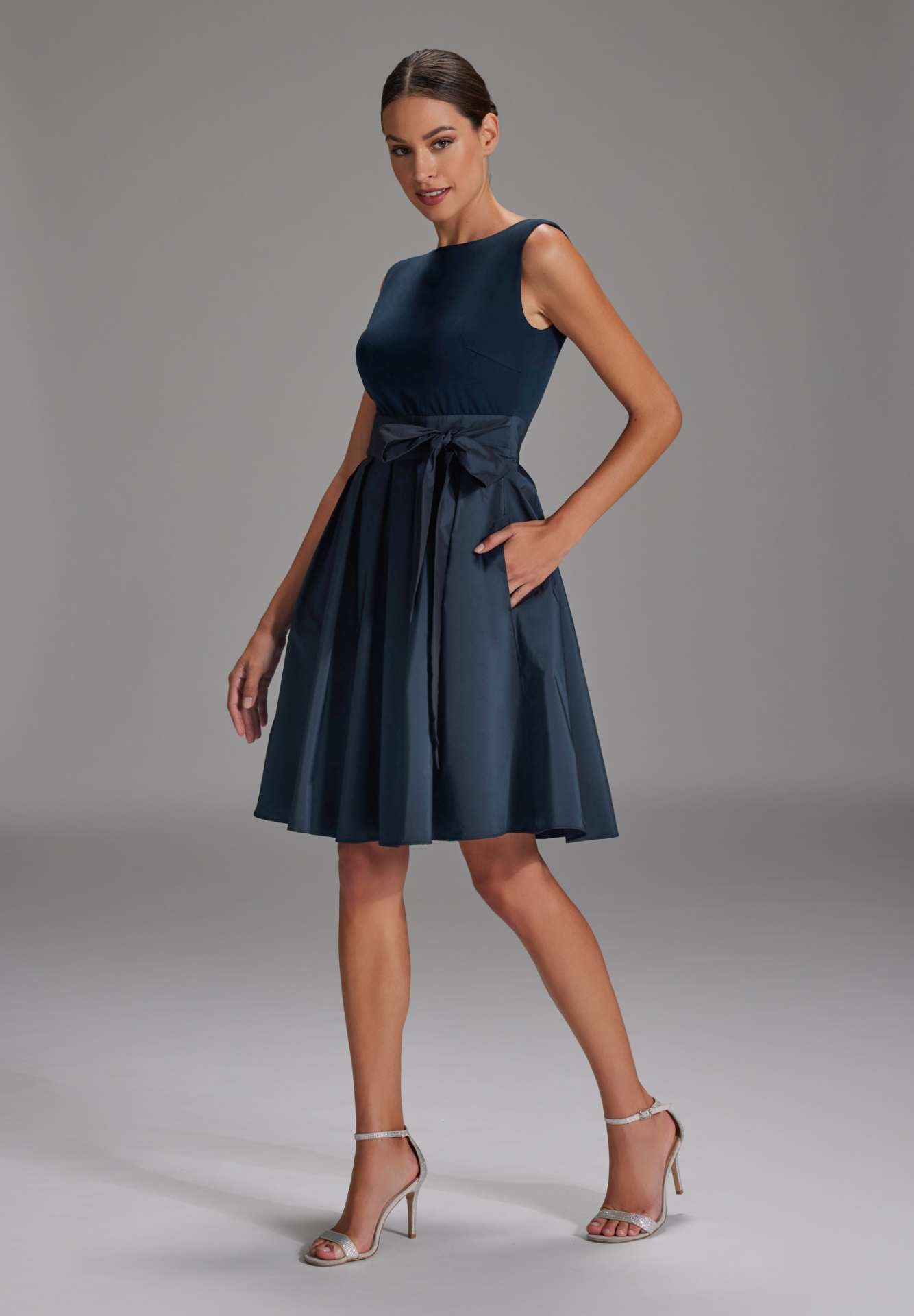 Kurzes Kleid mit Taft Rock