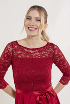 Kleid mit paillettenbesetztem Spitzenoberteil