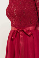 Kleid mit paillettenbesetztem Spitzenoberteil