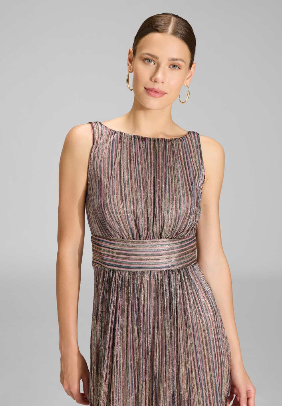Glänzendes Plissee-Kleid
