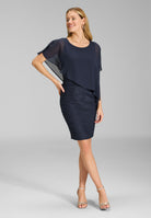 Etuikleid mit asymmetrischem Chiffon-Überwurf