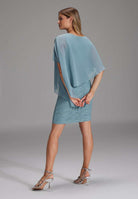 Etuikleid mit asymmetrischem Chiffon-Überwurf