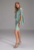 Etuikleid mit asymmetrischem Chiffon-Überwurf