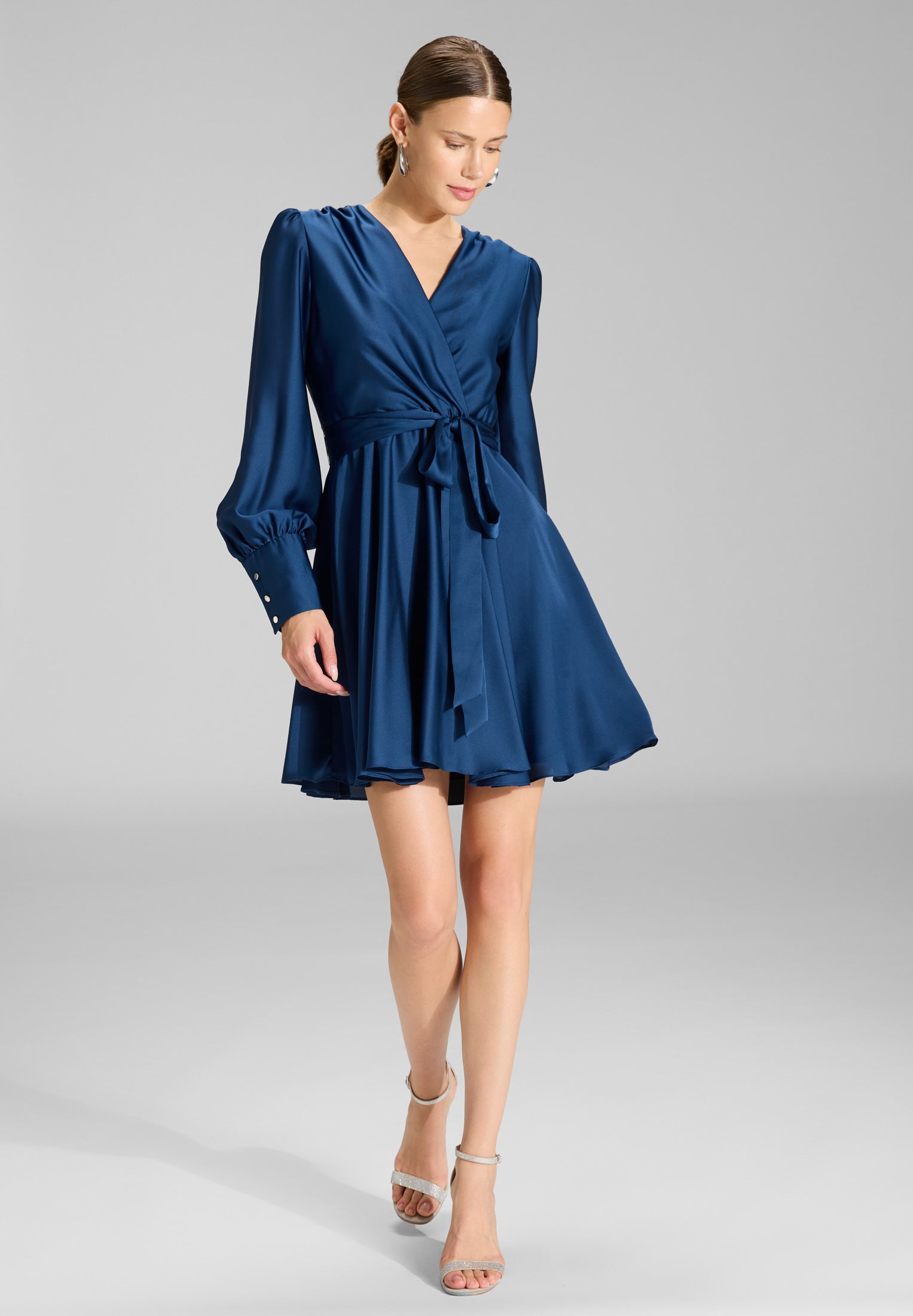Kurzes Cocktailkleid im Wickel-Design majorelle blue