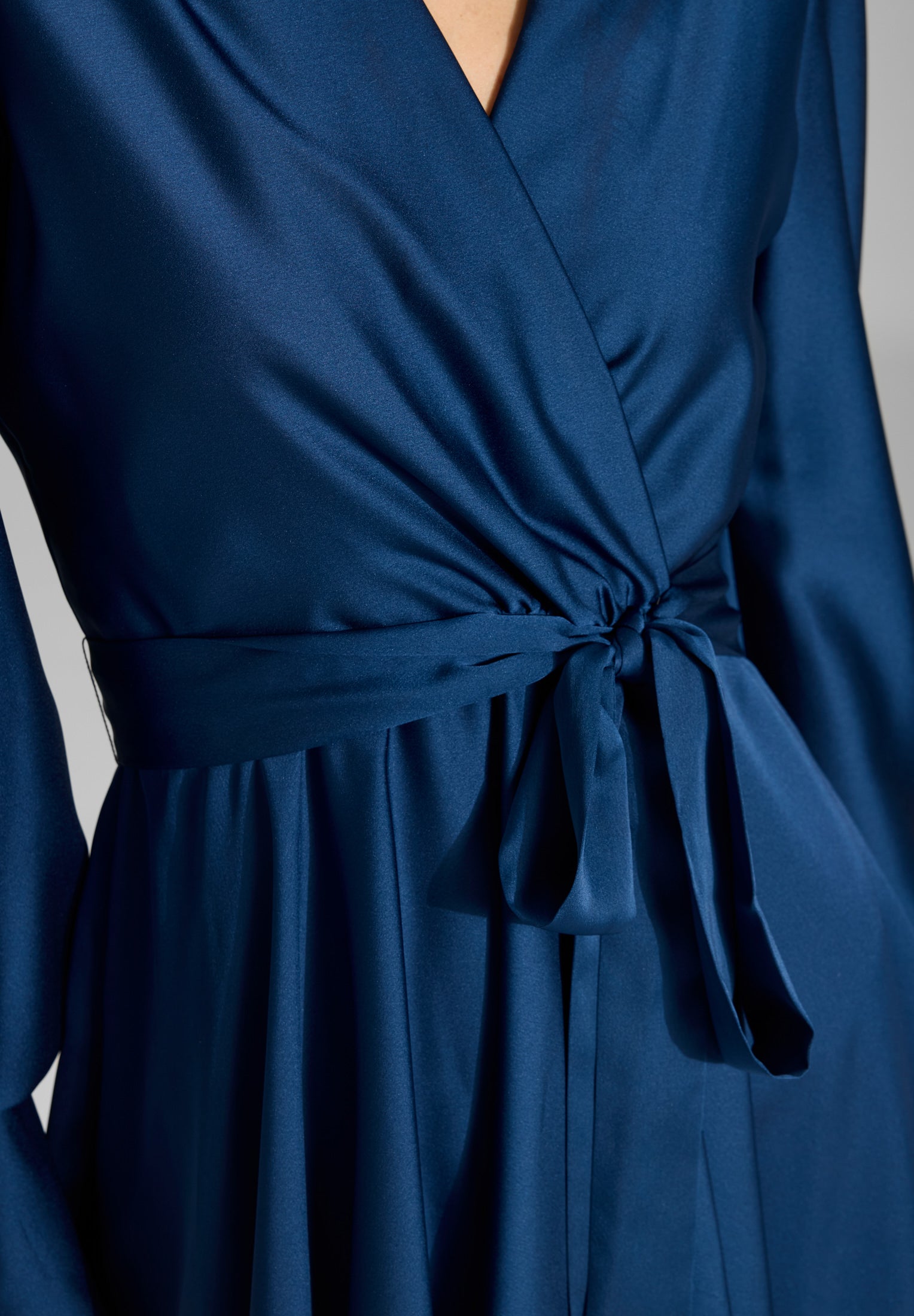 Kurzes Cocktailkleid im Wickel-Design