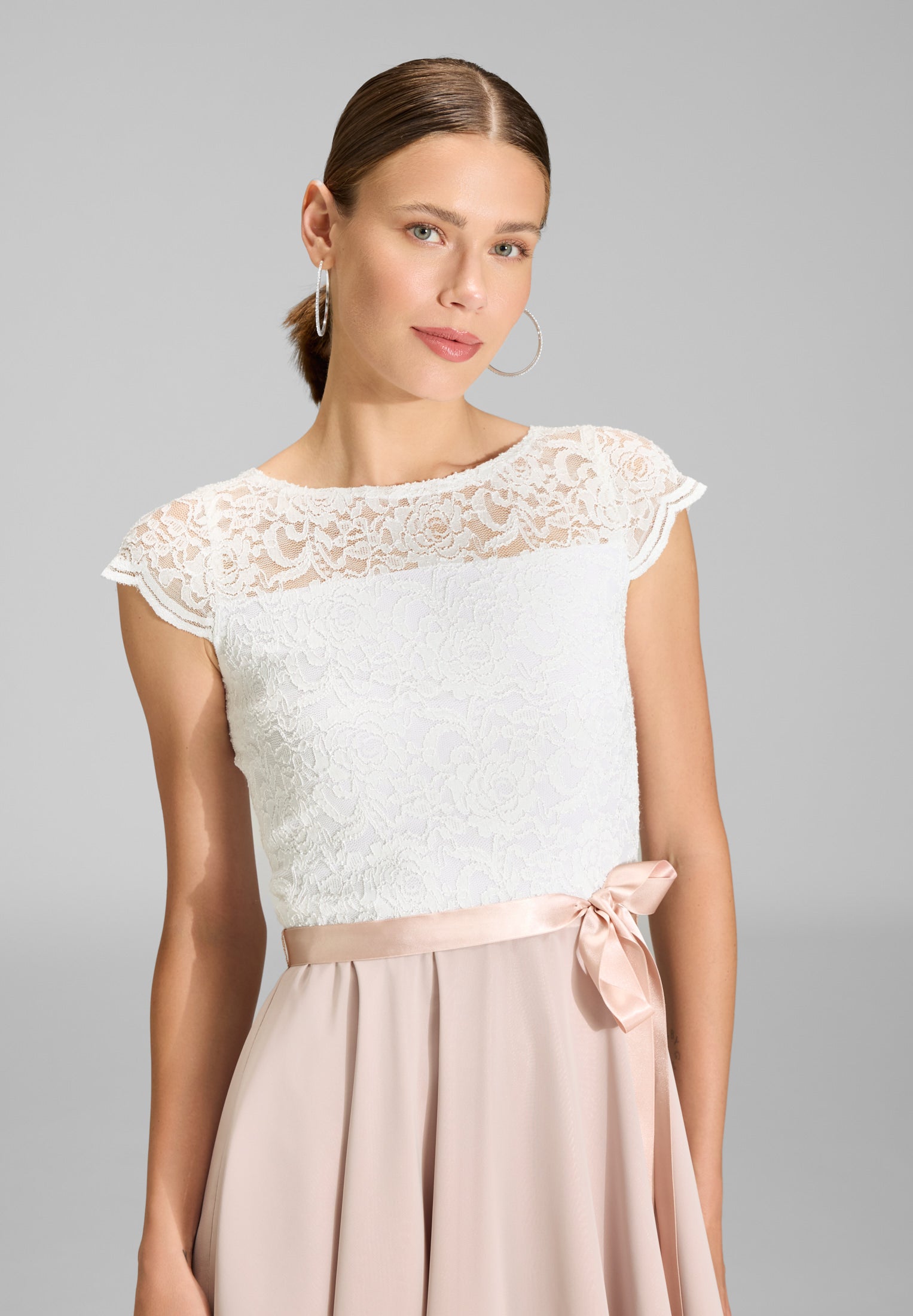 Zweifarbiges Kleid mit filigraner Spitze