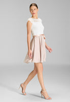 Zweifarbiges Kleid mit filigraner Spitze