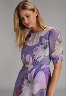 Blumiges Chiffonkleid mit Raffärmeln