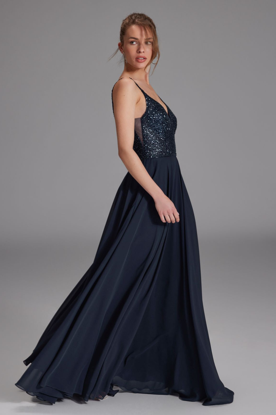 Langes paillettenbesticktes Abiball-Kleid