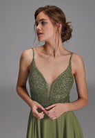 Langes paillettenbesticktes Abiball-Kleid