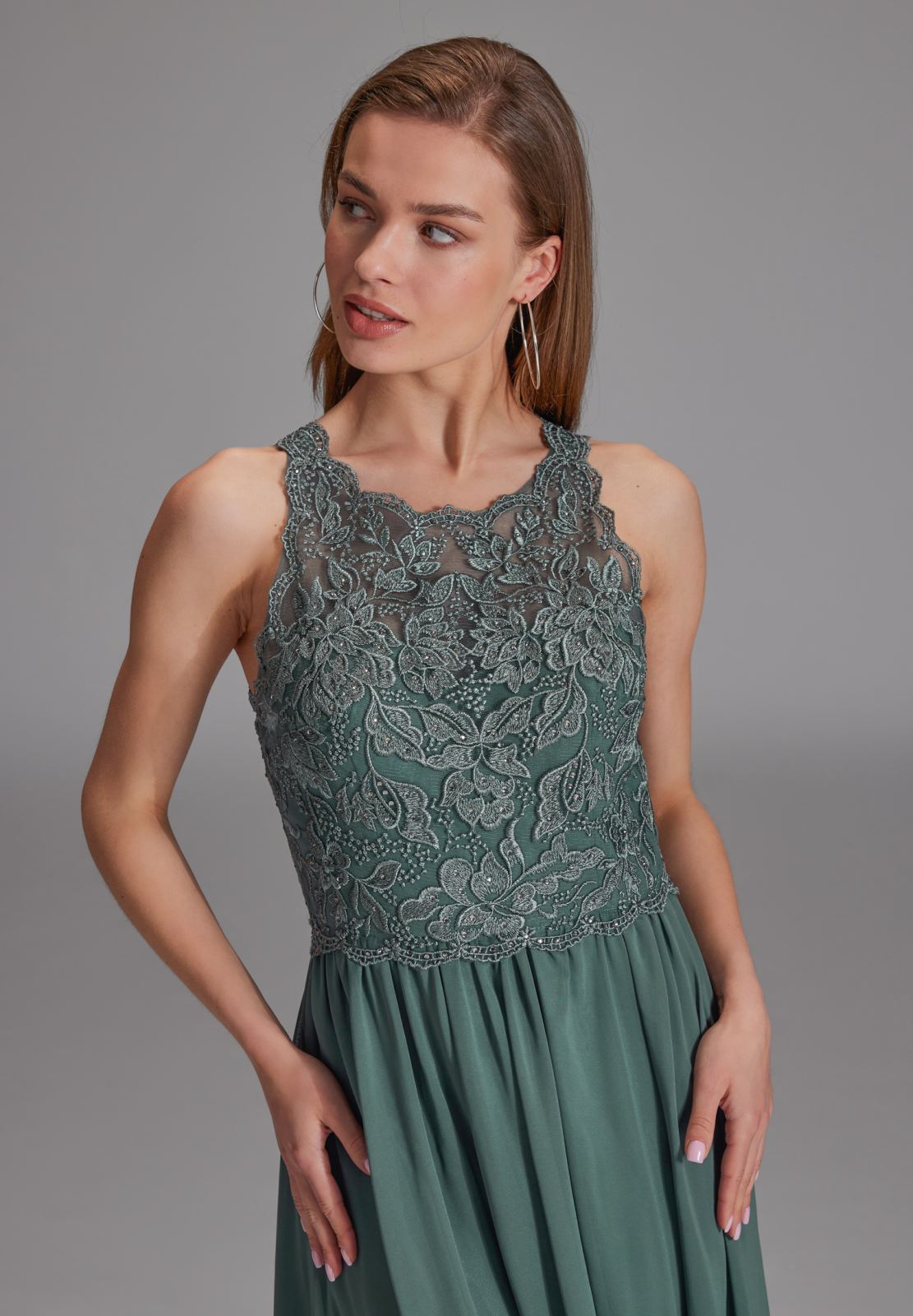 High-closed-Abendkleid mit floraler Spitze