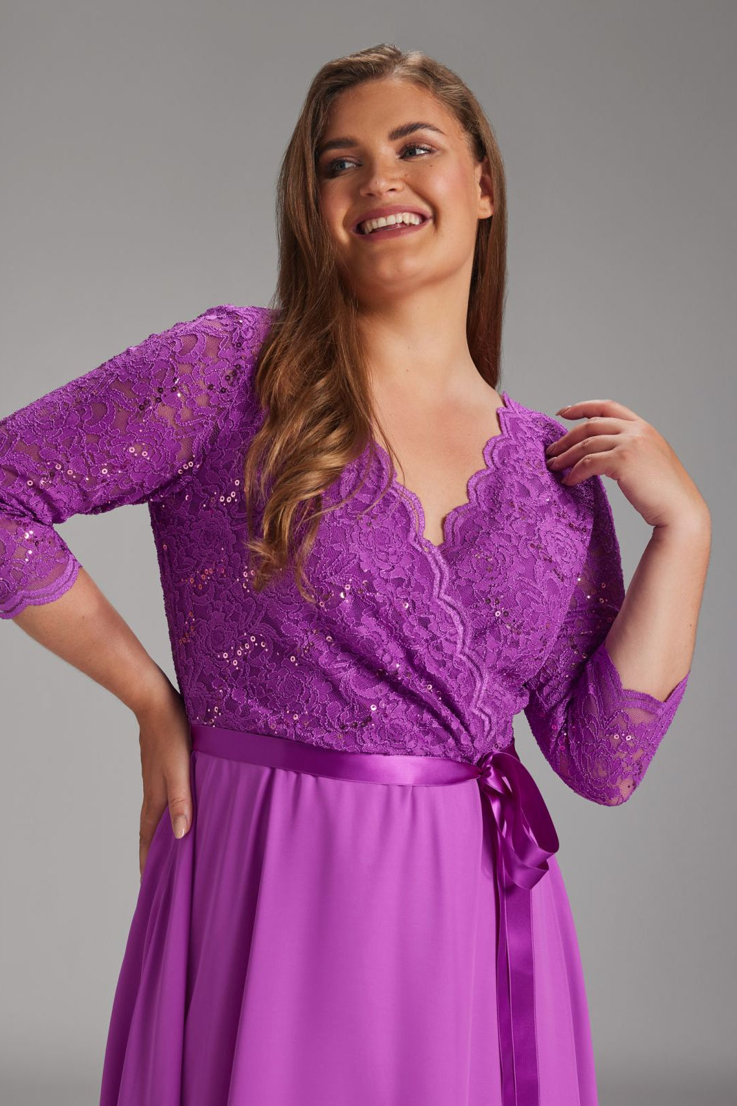 Tailliertes Chiffonkleid mit Spitze