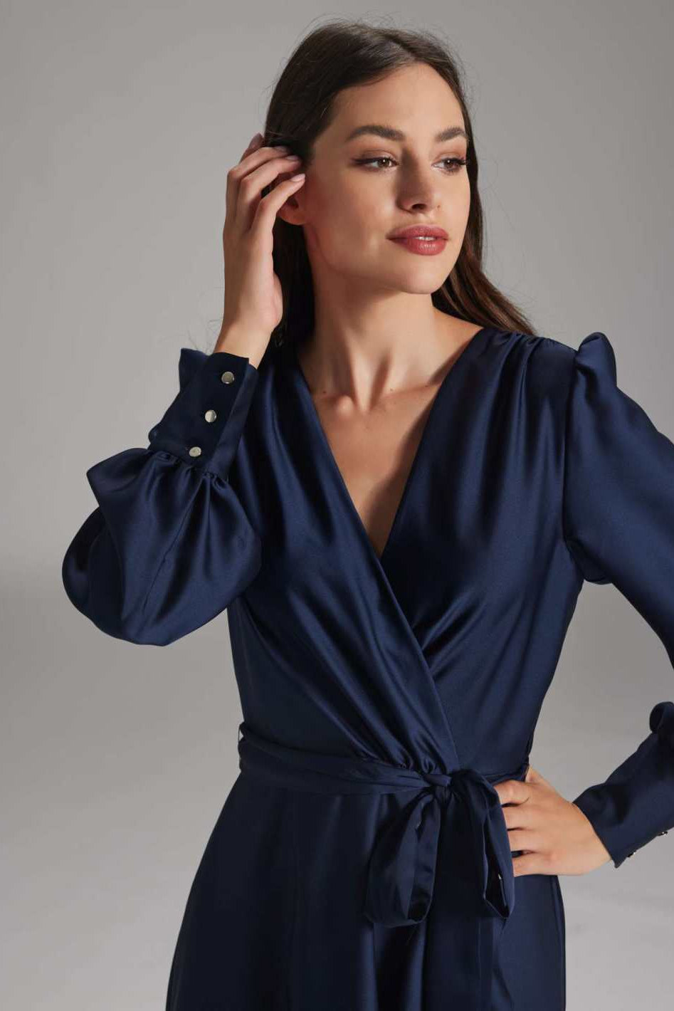 Vokuhila-Kleid mit blusigen Ärmeln