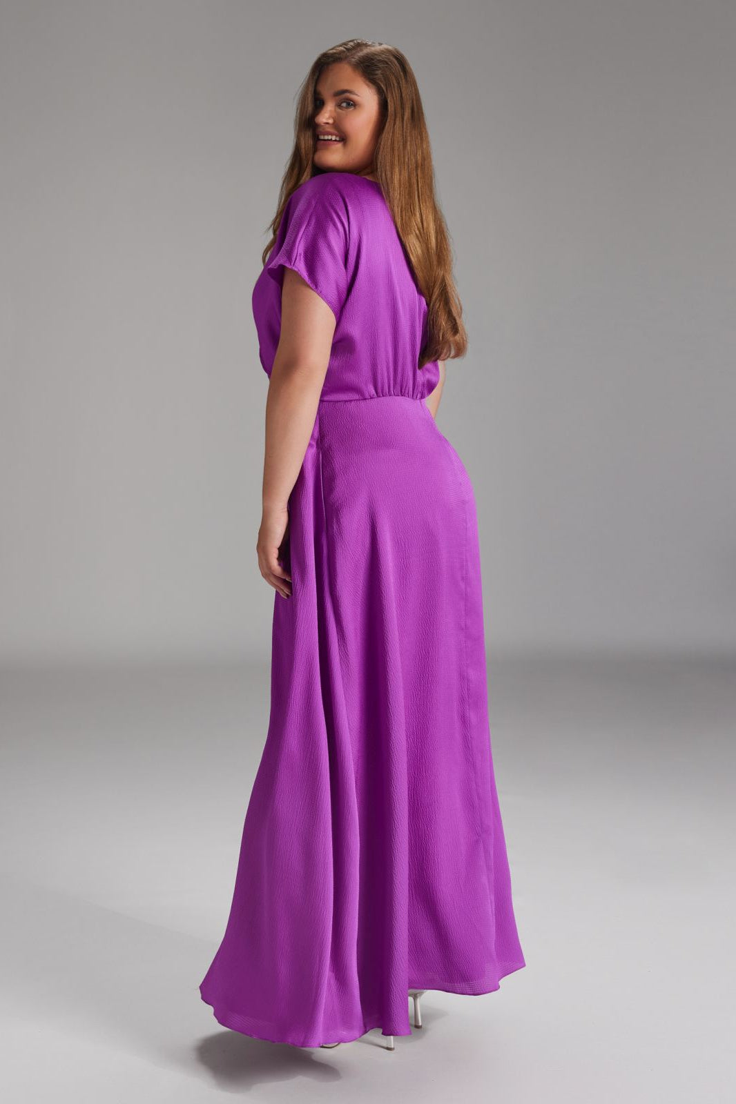 Langes Kleid aus Struktursatin