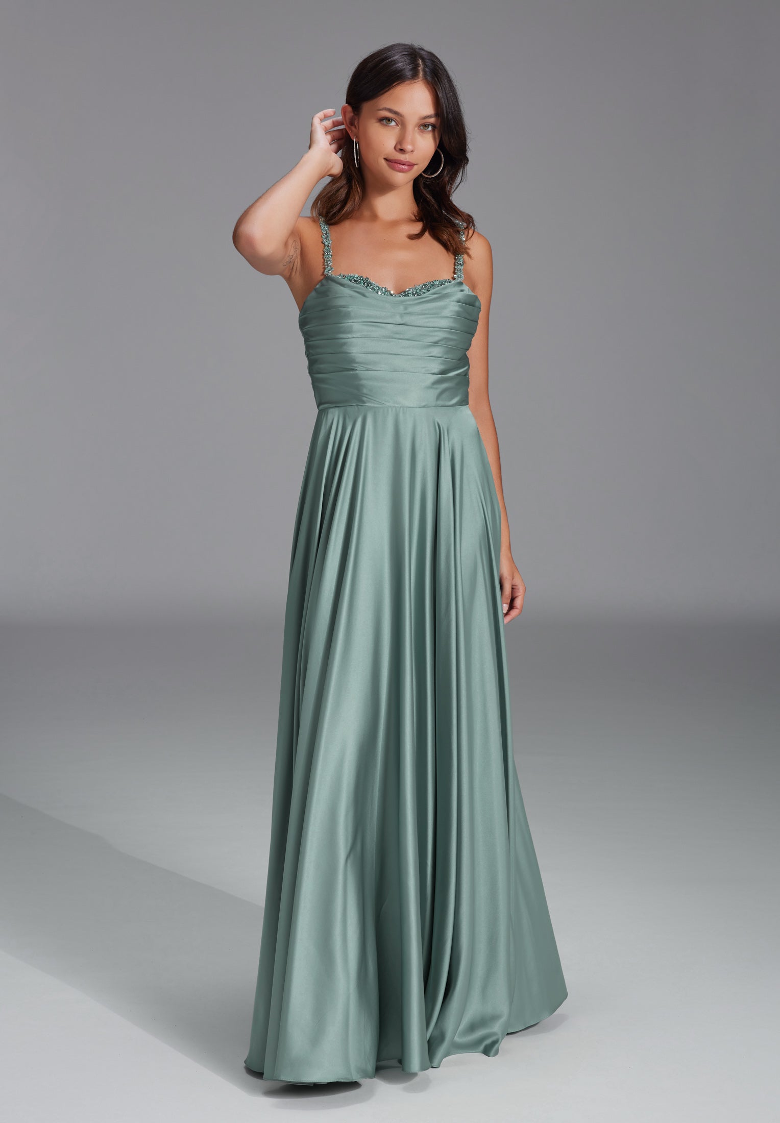 Satinkleid mit drapiertem Top und bestickten Trägern